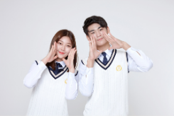 学園祭のワッペンをつけた学生のイメージ